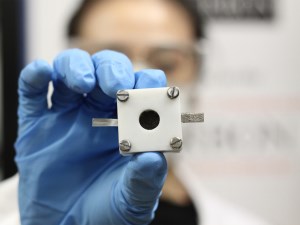 Uni of Sydney develops new ground-breaking battery article image