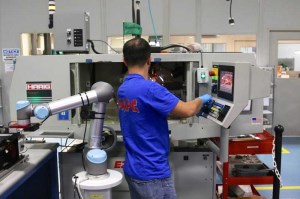 How to choose between collaborative and traditional industrial robots article image