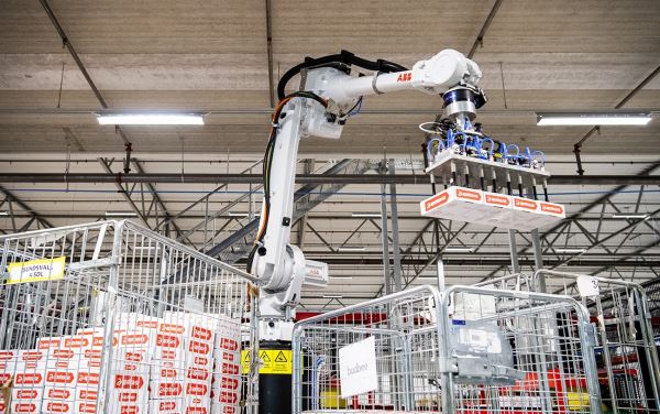 An ABB IRB 4600 robot automates packing at Apotea, Swede