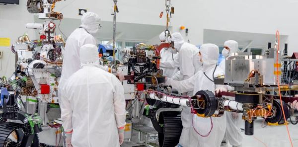 jpl-mars-2020-arm-install_press-release-900x444