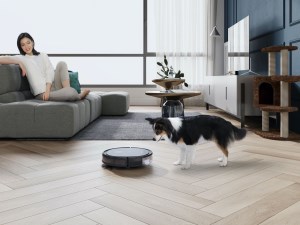 ECOVACS’ new robotic vacuum comes with a pet care kit article image