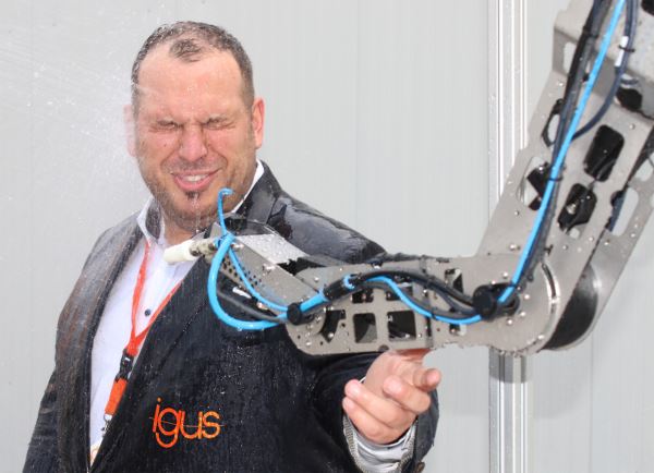 This latest robotic innovation from igus defies wet elements2